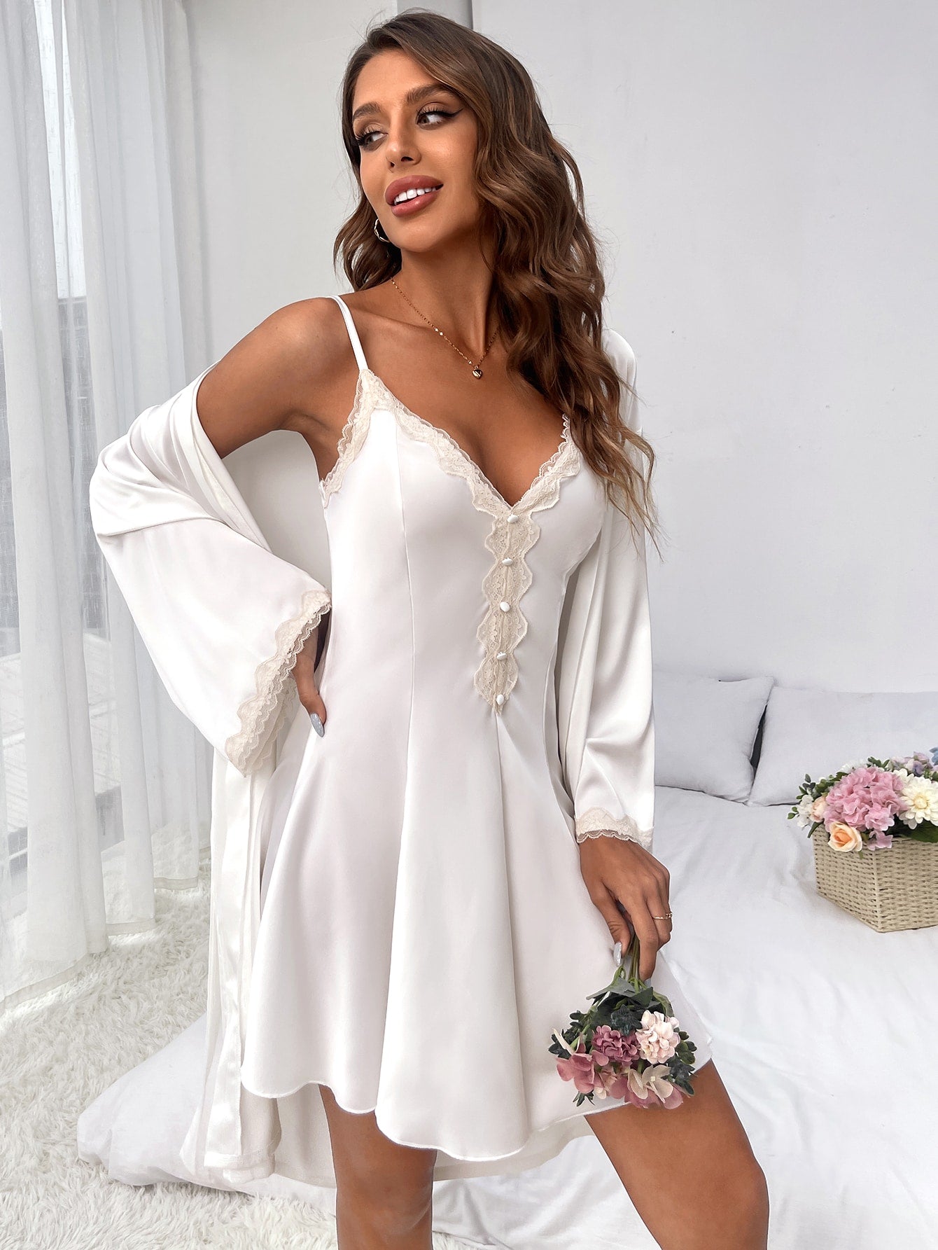 Robe de satin et peignoir