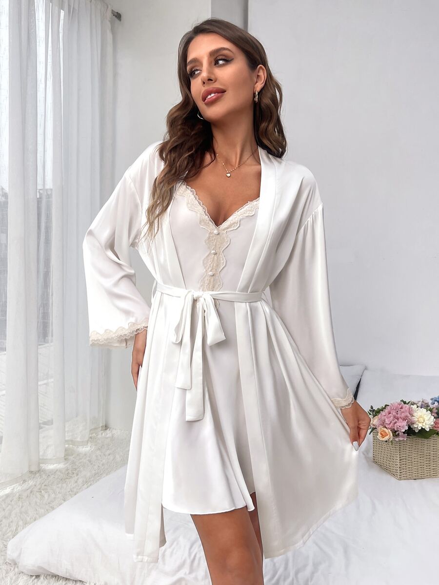 Robe de satin et peignoir